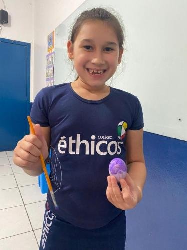 4° ano Dia de pintar as cascas de ovos para a Páscoa.