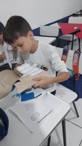6 ano trabalhando os sólidos geométricos com diferentes materias.
