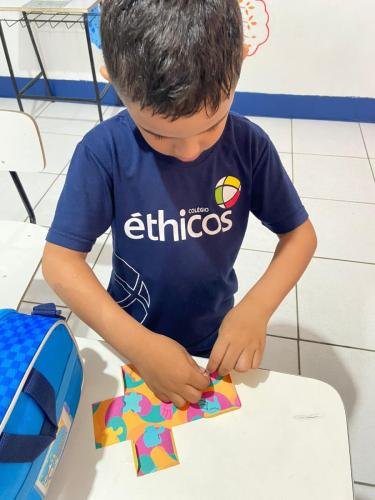 Alunos do segundo ano montando figuras geométricas espaciais.