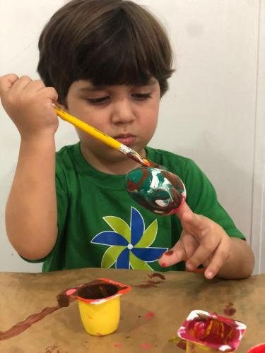 Maternal Dia de pintar as cascas de ovos para a Páscoa.