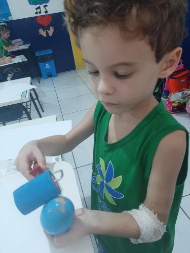 Pré II Dia de pintar as cascas de ovos para a Páscoa.