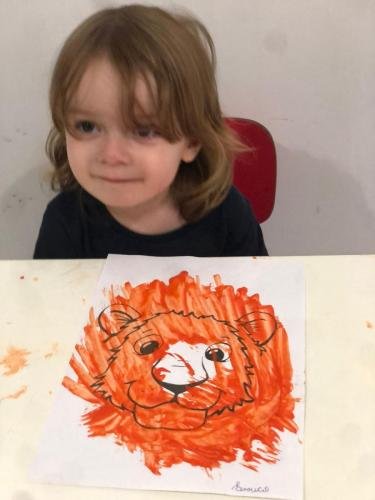 maternal Explorando texturas e cores com o carimbo do garfo na tinta